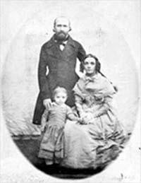 Антуан Бешан с женой и сыном