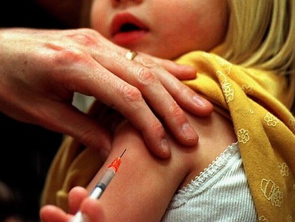 Фото ребенка, получающего прививка от кори